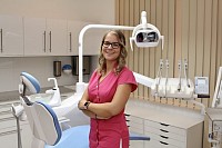 Dr. Tak&aacute;cs Laura